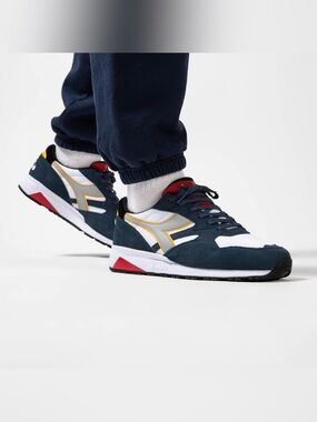 DIADORA Mens N902s